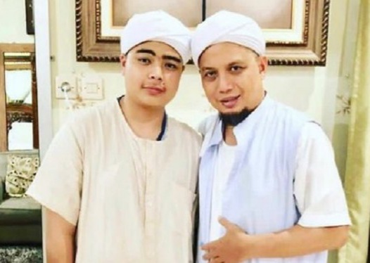 Membangun Masyarakat atau Membangun Kelompok