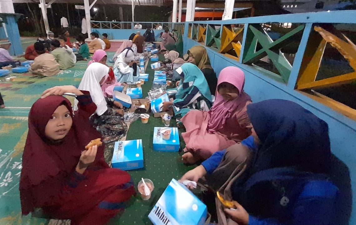 Bersama Yayasan Darul Dakwah, LAZNAS Hidayatullah Gelar Buka Puasa Serta Salurkan Zakat Kepada Santri dan Guru Ngaji
