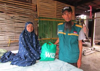 Nenek Nebba Bahagian Mendapatkan Bantuan Paket Sembako dari WIZ Soppeng