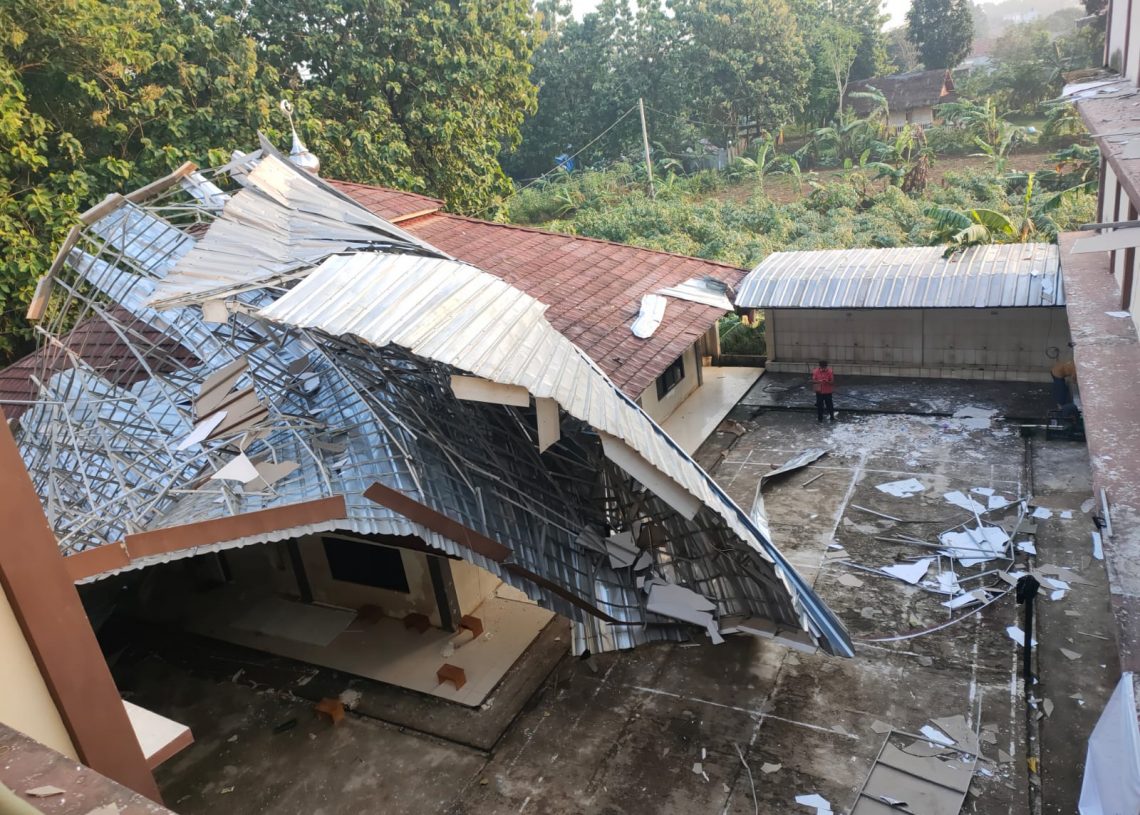 Atap Gedung Asrama Santri Tahfidz Wahdah Islamiyah Cibinong Bogor Diterjang Angin Kencang