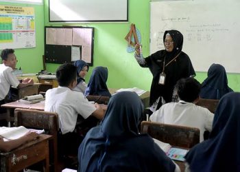 Menjadi Guru Profesional dan Profetik