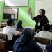 Menjadi Guru Profesional dan Profetik
