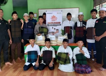 Laznas BMH Bagikan Sarung dan Bantuan Logistik Santri Penghafal Al-Qur’an di Pekanbaru