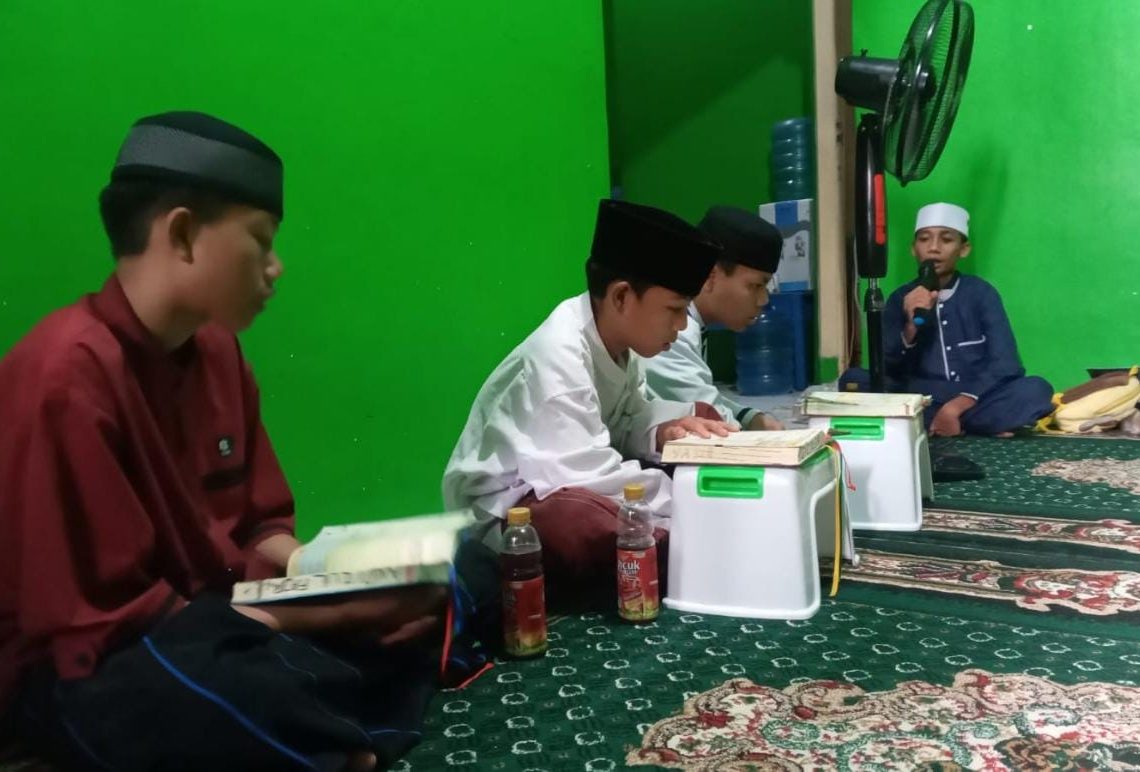 LAZNAS WIZ Distribusikan Mushaf Al-Qur’an ke Pulau Kodingareng Makassar