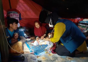 Relawan Laznas Dewan Da’wah Bantu Rawat Bayi yang Baru Lahir di Pengungsian Gempa Cianjur