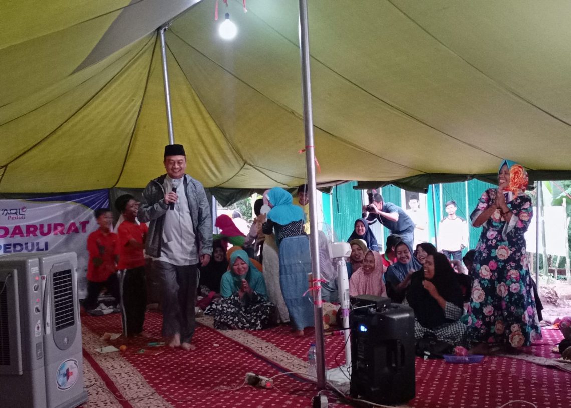 Relawan Laznas Dewan Daโwah Bantu Rawat Bayi yang Baru Lahir di Pengungsian Gempa Cianjur