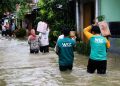 Relawan Wahdah Inspirasi Zakat Distribusikan Makanan Siap Saji Bagi Warga yang Terjebak Banjir di Makassar