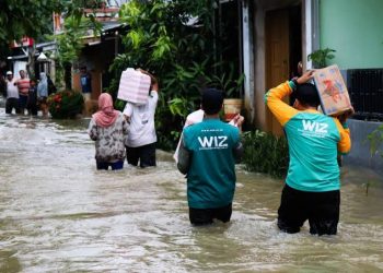 Relawan Wahdah Inspirasi Zakat Distribusikan Makanan Siap Saji Bagi Warga yang Terjebak Banjir di Makassar
