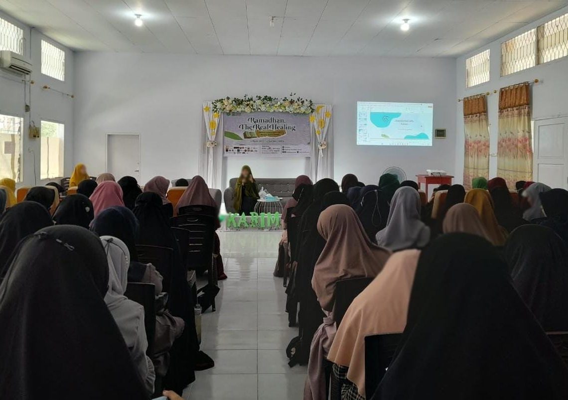 Hadiri KARIMAH FMDKI Gorontalo, Dosen UNG Ajak Mahasiswi Luangkan Waktu Belajar Ilmu Agama
