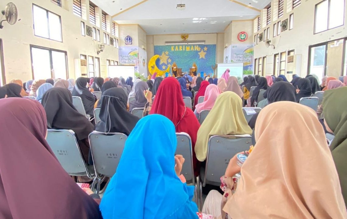 Hadir di Kajian Ramadhan Ilmiah Muslimah FMDKI Bone, Dosen IAIN Menitikkan Air Mata