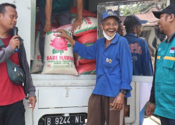 Sambut Ramadhan, LAZNAS WIZ Bahagiakan Puluhan Tukang Bentar dengan Paket Sembako di Makassar