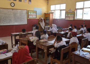 Guru dan Dosen, Dituntut Bermutu Dibiarkan “Ngamen”