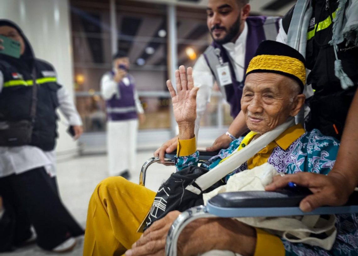 Jadi Jemaah Haji Indonesia Tertua, Mbah Harun Akhirnya Mendarat di Madinah