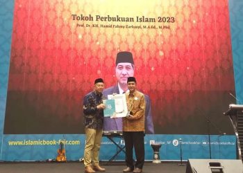 Prof Hamid Fahmy Zarkasyi Raih Penghargaan Tokoh Perbukuan Islam 2023