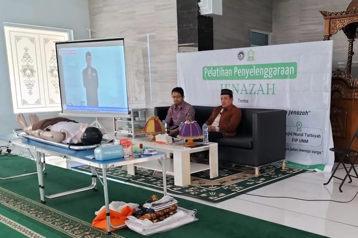 Pembina Tajdidul Iman, KH Sudirman Latih Mahasiswa UNM Praktik Pengurusan Jenazah