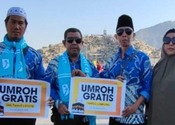 Senyum Bahagia Guru Mengaji Umrah ke Tanah Suci Mekah Hadiah Tamsil Linrung