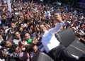 Mengharukan, Anies Rela Berbaring di Panggung Demi Layani Selfie dengan Pendukungnya