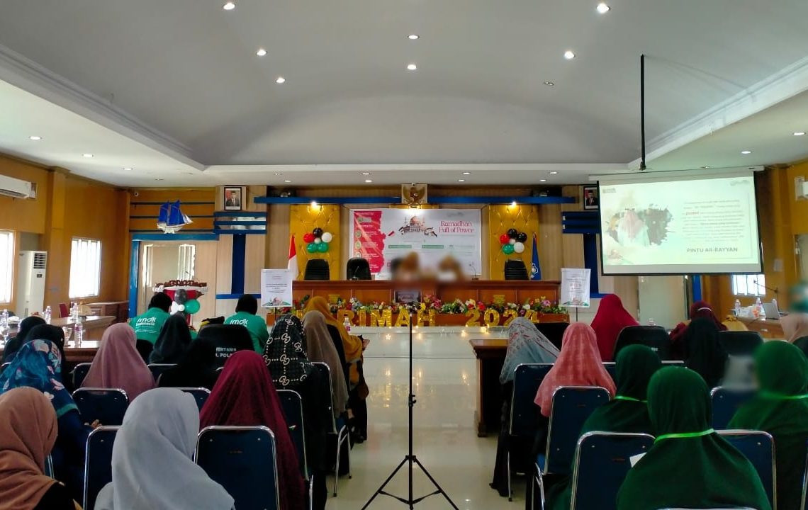 Dosen STAI Al-Gazali Beri Dua Jempol Kajian Ramadhan Ilmiah Muslimah FMDKI Bulukumba