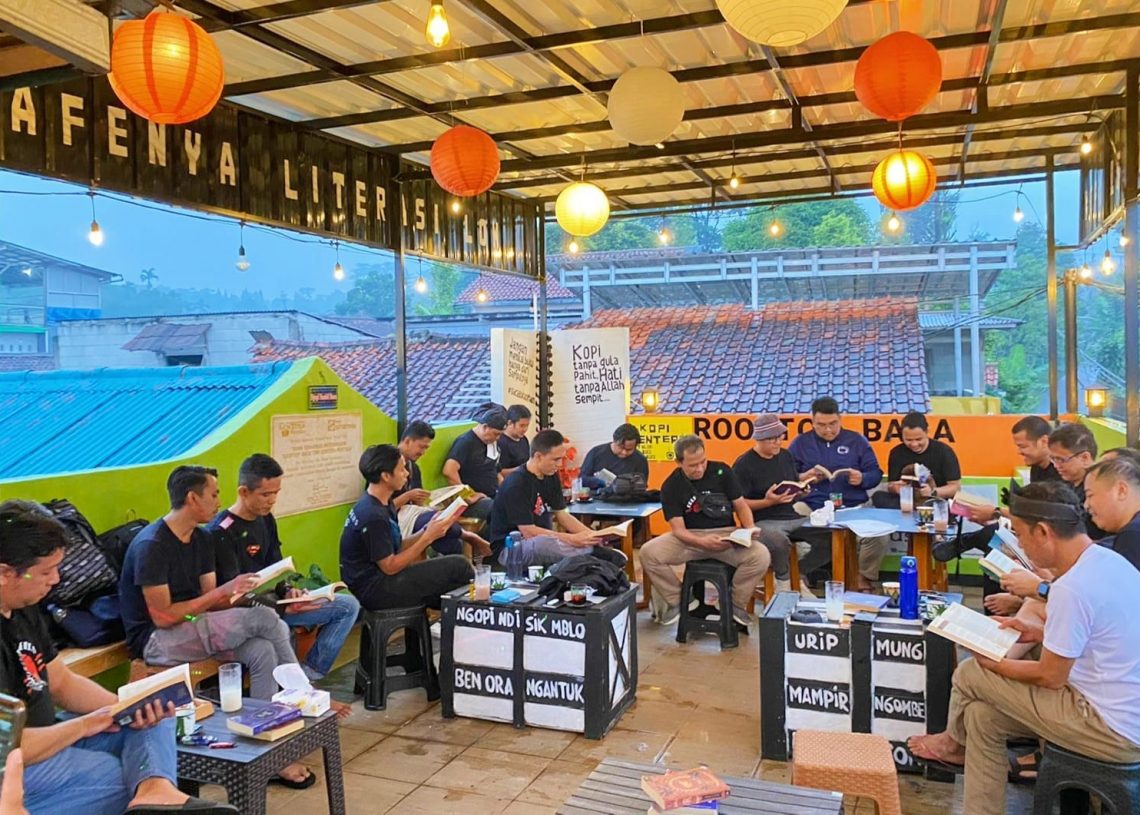 Aksi Literasi DPLK Riders, Menjelajah Curug Nangka dan Donasi Buku Bacaan di TBM Lentera Pustaka