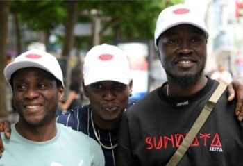 Dukung Palestina, Suporter Bagikan Topi Semangka Sebelum Pertandingan EURO 2024