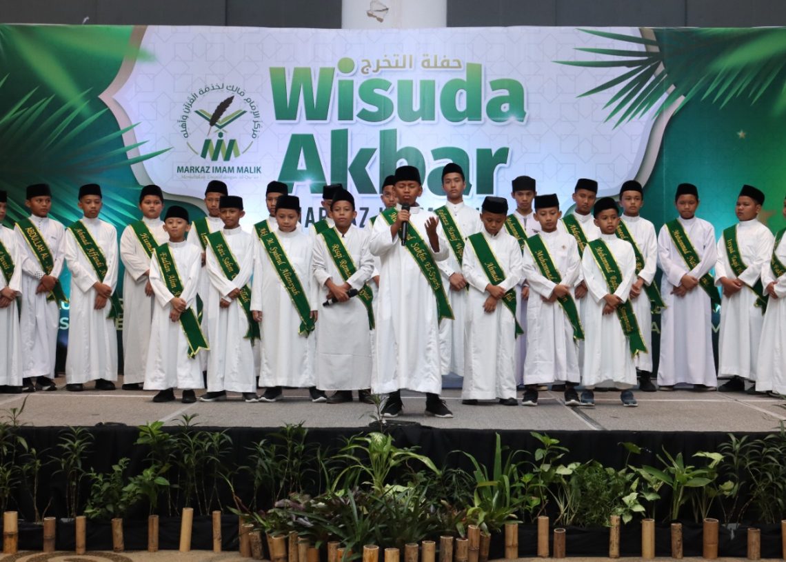 Penuh Haru dan Bahagia Para Santri di Wisuda Akbar Markaz Imam Malik