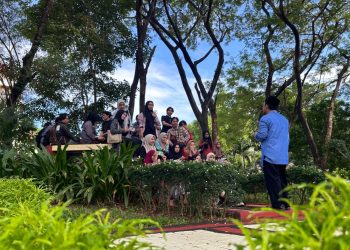 Menikmati Keasrian Lingkungan Kampus, Prodi Jurnalistik FDK UINAM Lakukan Kuliah Uotdoor