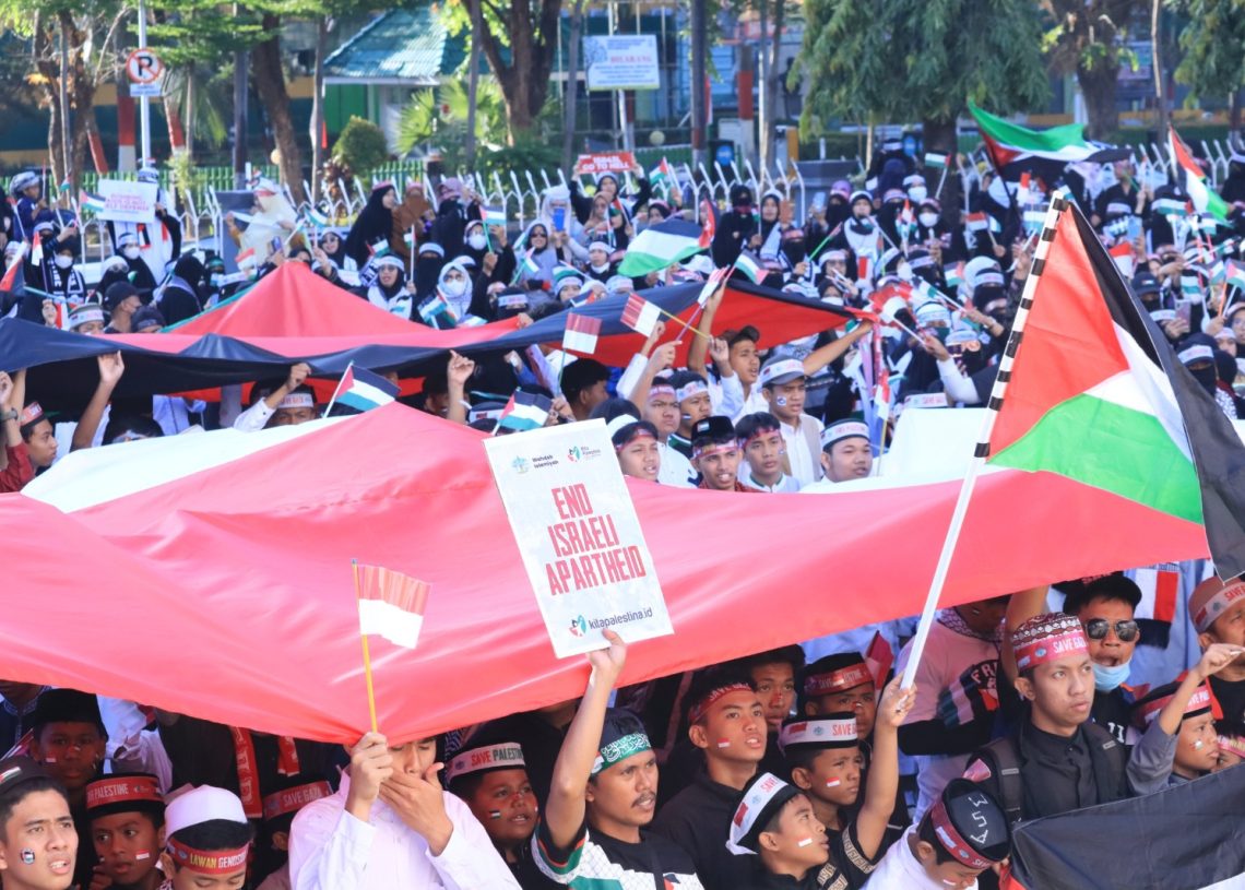 Ribuan Warga Makassar Ramaikan Aksi Dukungan Global untuk Gaza dan Palestina di Monumen Mandala