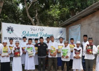 Hari Santri, Laznas BMH Hadiahkan Beras untuk Santri Tahfidz Takalar
