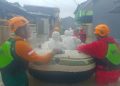 Relawan Wahdah Peduli dan Wahdah Inspirasi Zakat Turun ke Titik Banjir Makassar