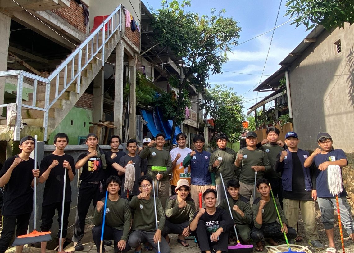 UKM Mapala dan Kalam Tunjukkan Aksi Nyata Bersihkan Rumah Warga Makassar Pasca Banjir