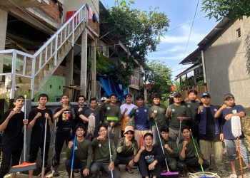 UKM Mapala dan Kalam Tunjukkan Aksi Nyata Bersihkan Rumah Warga Makassar Pasca Banjir