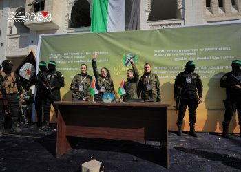 Hamas Bebaskan 4 Tentara Wanita ‘Israel’, Tawanan Lambaikan Tangan dan Penuh Senyuman