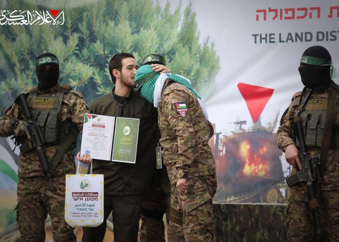 Adegan Mencengangkan Saat Tawanan Penjajah Israel Mencium Kepala Pejuang Al-Qassam