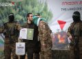 Adegan Mencengangkan Saat Tawanan Penjajah Israel Mencium Kepala Pejuang Al-Qassam