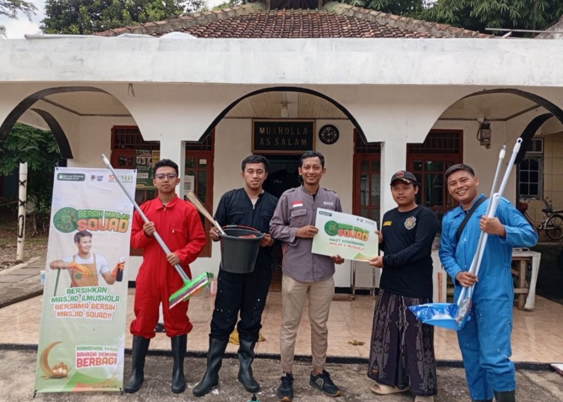 Bersih Masjid Squad BMH: Menjawab Panggilan Kebaikan di Tengah Terik Matahari