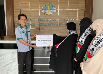 Muslimah Wahdah Sultra Kembali Salurkan Donasi Ratusan Juta Rupiah, Hadiah Buka Puasa untuk Pejuang al Aqsa