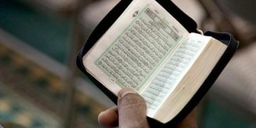Apa Hukum Membaca Mushaf Al-Qur’an dalam Shalat?