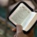 Apa Hukum Membaca Mushaf Al-Qur’an dalam Shalat?