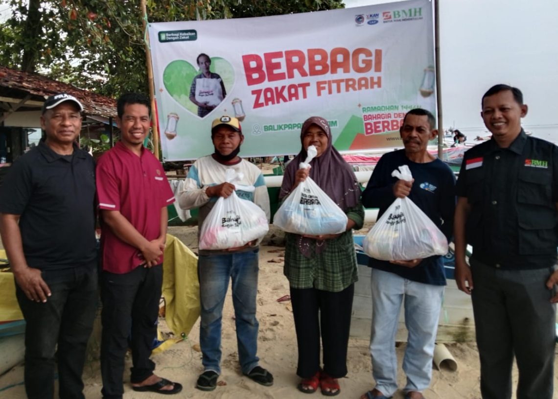 Berbagi Kebahagiaan Jelang Idul Fitri, BMH Salurkan Zakat Fitrah untuk Nelayan Pantai Seraya