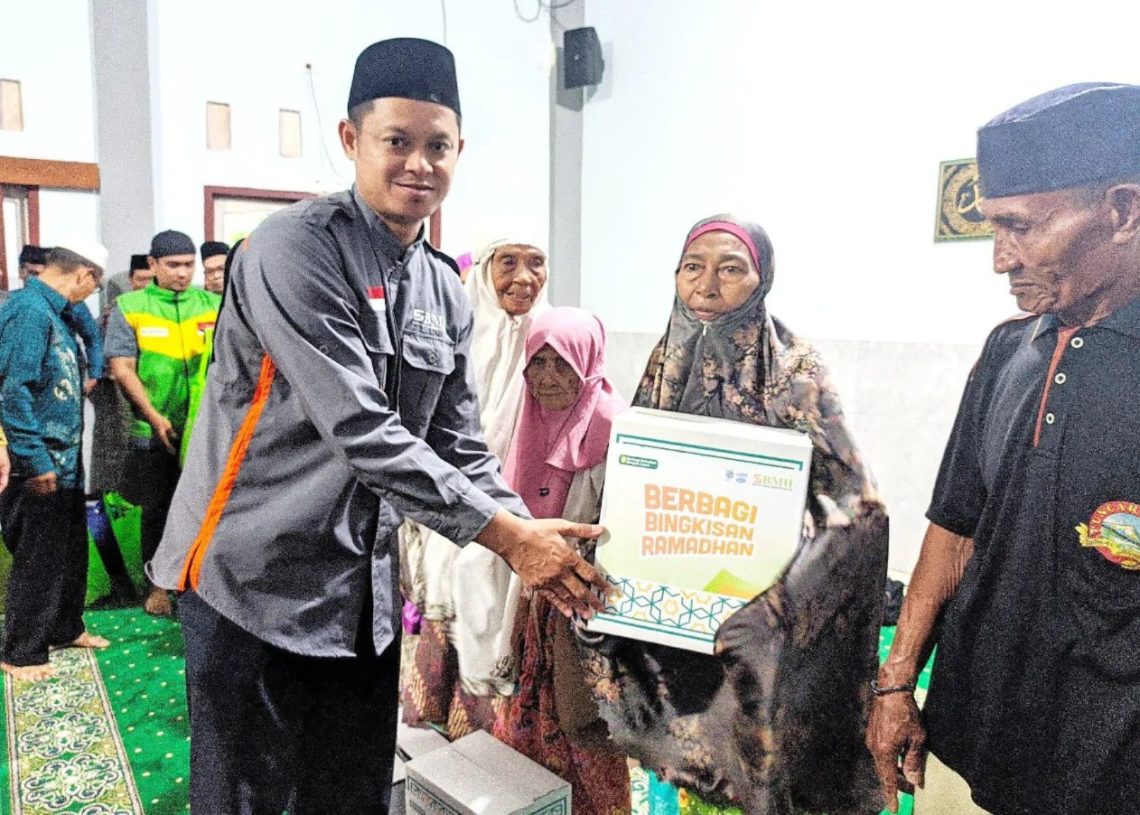 Laznas BMH Berbagi Bingkisan Ramadhan di Kampung Zakat Mataram