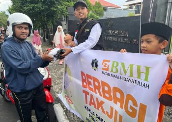 Takjil Berkah On The Road: BMH dan Pesantren Hidayatullah Ternate Berbagi Kebahagiaan di Jalanan