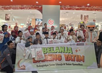 Laznas BMH Bersama Matahari, YBM PLN, dan Polres Gresik Ajak Anak Yatim Dhuafa Belanja Baju Lebaran
