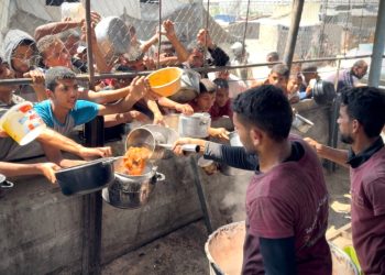 Krisis Bahan Makanan Tak Surutkan Relawan WIZ dan KITA Palestina Distribusikan Makanan ke Kamp Yunis