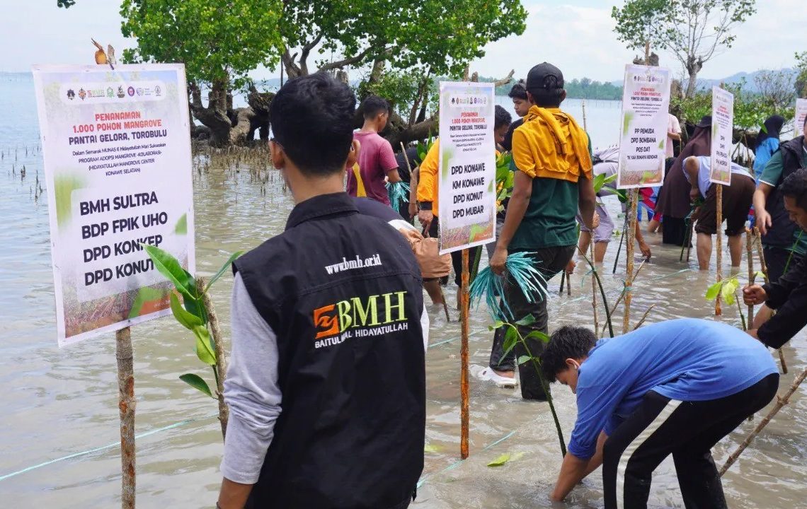 BMH Tanam 1.000 Pohon Mangrove, Aksi Nyata Jaga Bumi dari Pesisir Konawe Selatan