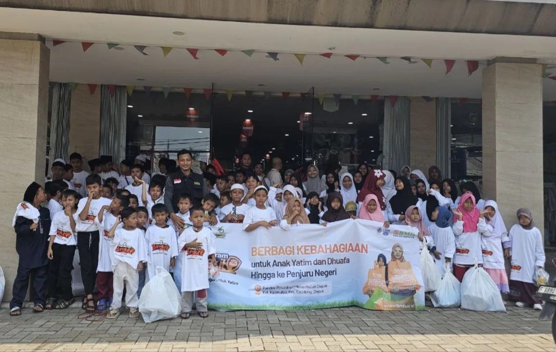 BMH Bareng Kang Maman Berbagi Kebahagiaan: Ratusan Anak Yatim di Ajak Belanja Perlengkapan Sekolah