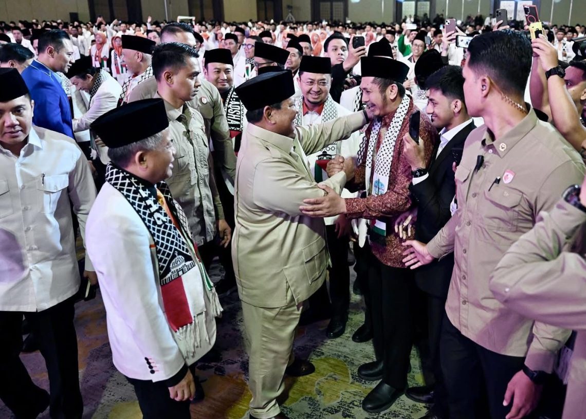 Ustadz Zaitun Rasmin Genggam Erat Tangan Presiden Prabowo di Penutupan Munas VI PKS, Ini Pesannya!