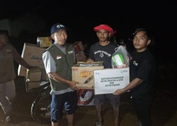 Menembus Lumpur dan Gelap Salurkan Bantuan, Relawan BMH Tembus Daerah Terisolasi Tapanuli Tengah