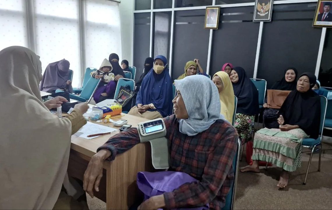 Muliakan Pejuang Keluarga, Laznas BMH Hadirkan Edukasi Kesehatan dan Paket Sembako di Makassar