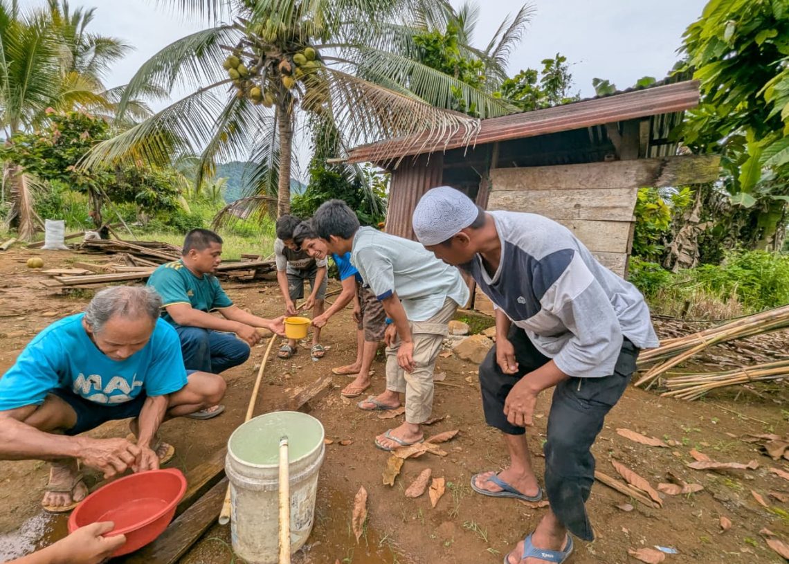 Dai Wahdah Islamiyah Bimbing Satu Keluarga di Pelosok Banggai Masuk Islam, Isak Tangis Haru Pecah Saat Syahadat Diikrarkan