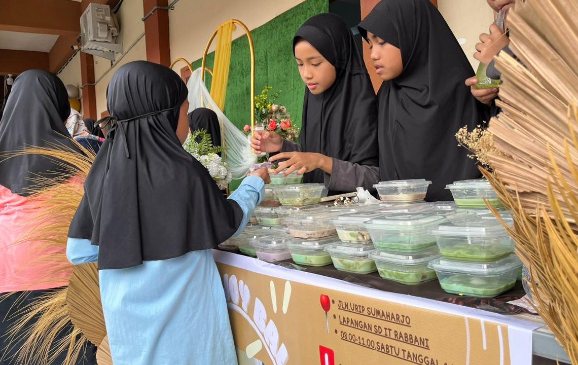Latih Jiwa Entrepreneur Sejak Dini, Kemeriahan Business Day SDIT Rabbani “Keberagaman Rasa” Pukau Masyarakat